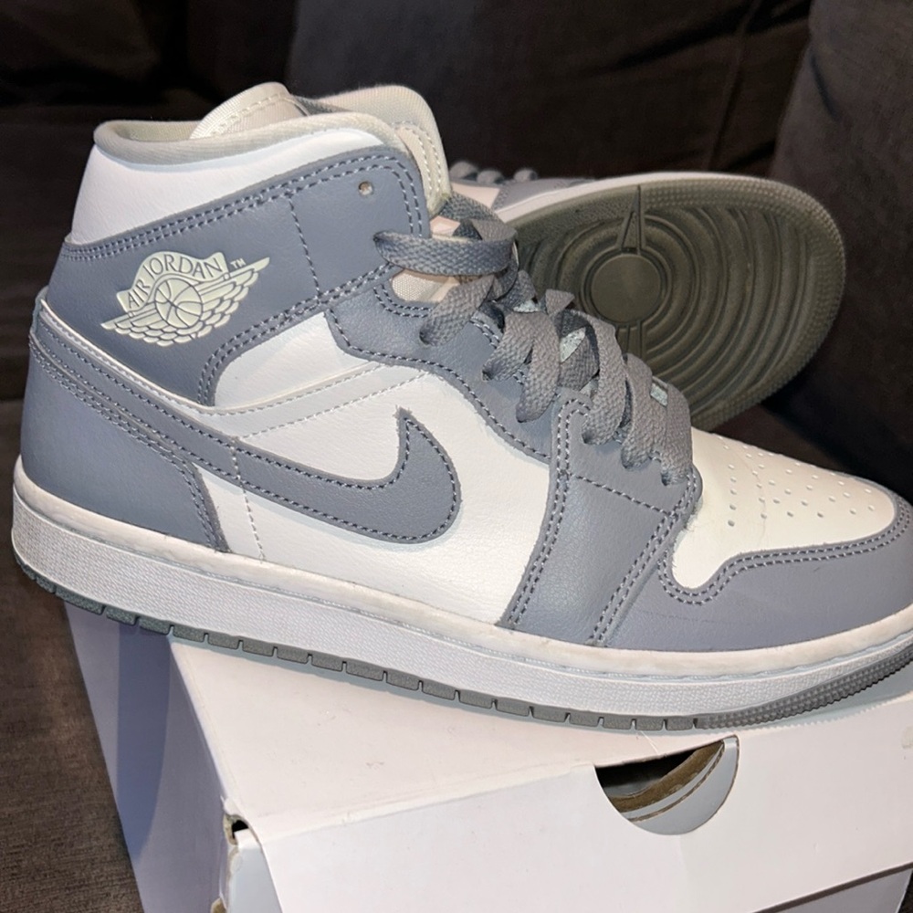 Women’s Air Jordan 1 Mid sail/stealth-white voile blanc stealth.